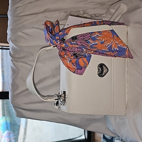 BETSEY JOHNSON WHITE CROSSBODY w/SCARF - Picture 8 of 8